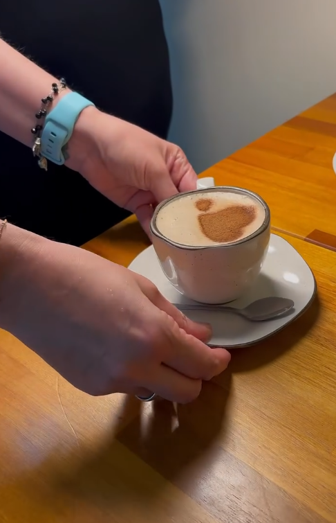 Cappuccino com arte em coração servido no Grão Jardim Café